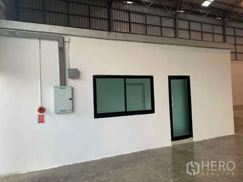 货栈 出租在Bang Phli, Samut Prakan - 仓内办公室，带推拉窗、玻璃门及配电箱。