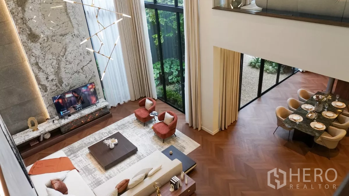 Detached House for rent or sale in Bang Kapi, Bangkok - Aerial view of the double-height living and dining opening onto the garden.