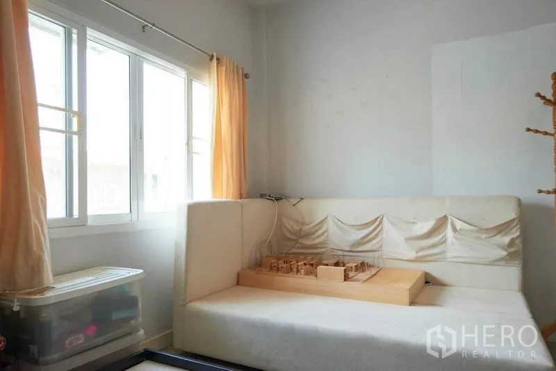 Home Office for rent in Wang Thonglang, Bangkok - Cozy lounge or studio corner with large window and built-in daybed.