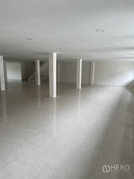 Office Space for rent or sale in Huai Khwang, Bangkok - Deep open floor with low ceiling height and side windows for light.