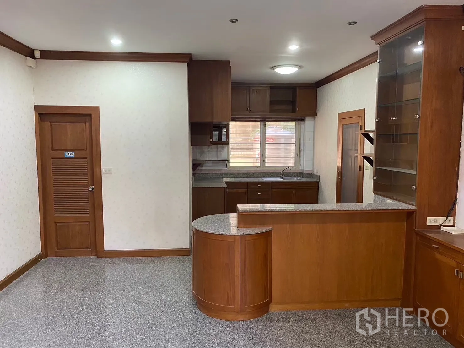 独立式住宅 出租在Watthana, Bangkok - 厨房区，花岗岩台面与玻璃展示柜