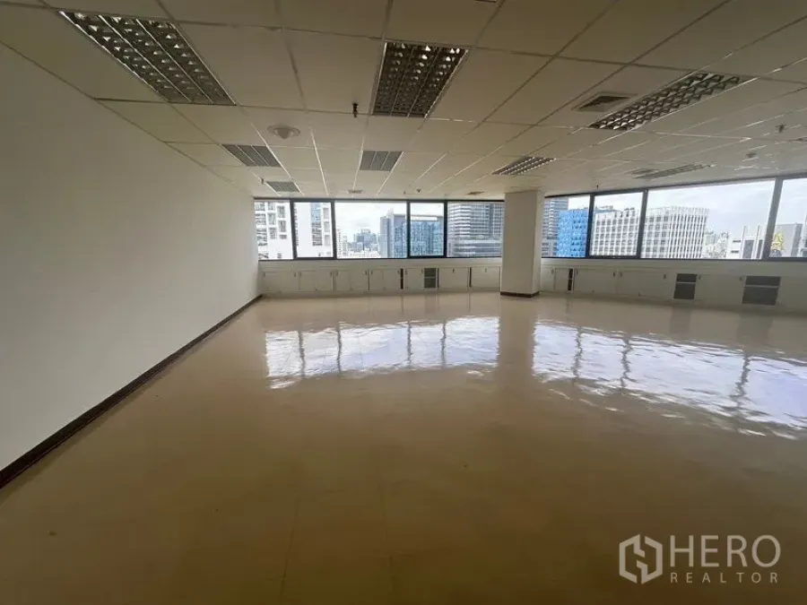 办公空间 出租在Bang Rak, Bangkok - 大面积空置办公空间，自然采光充足，多面城市景观。