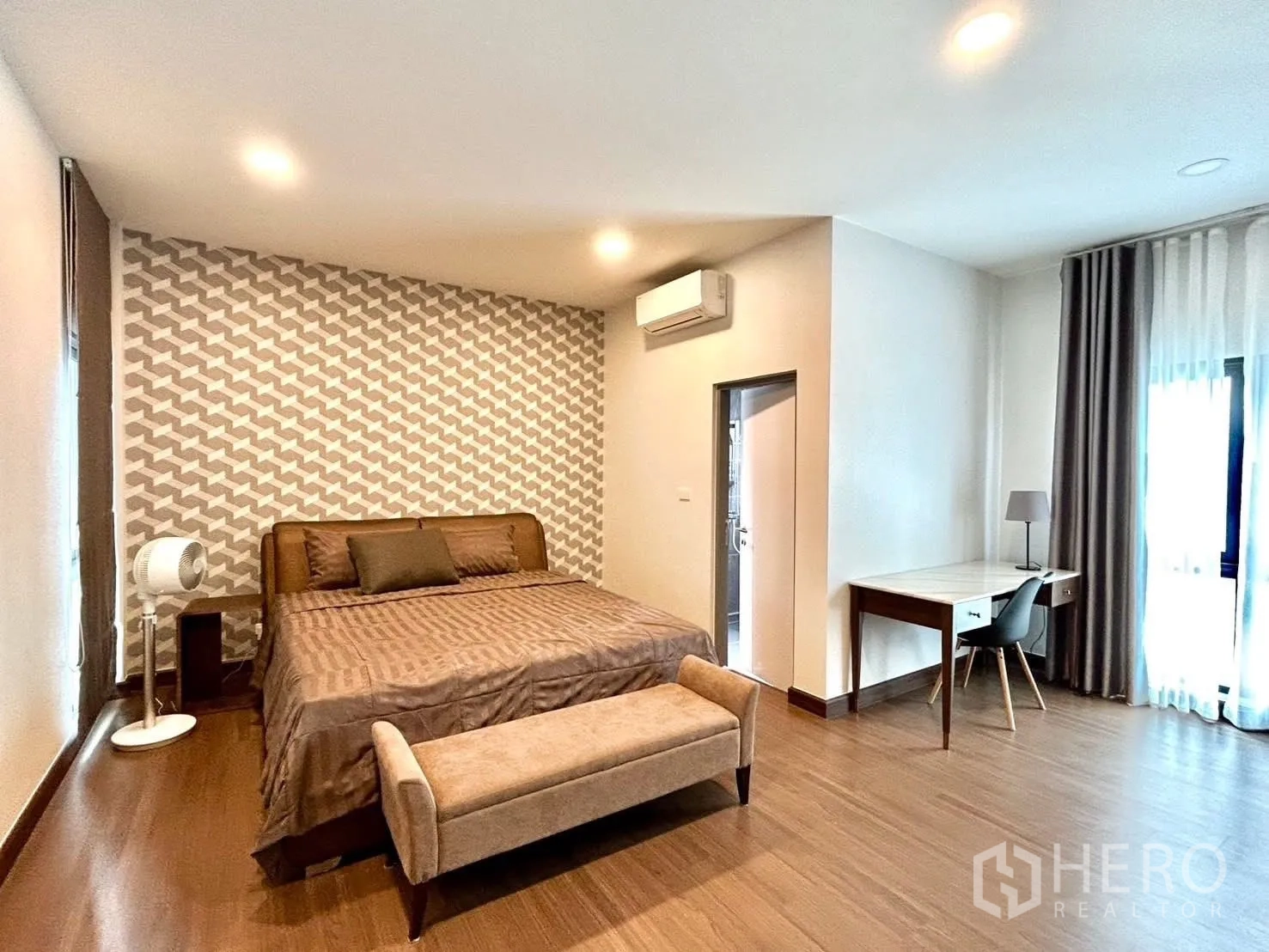 Detached House for rent in Bang Phli, Samut Prakan - Bedroom with patterned feature wall, desk, and upholstered bench.