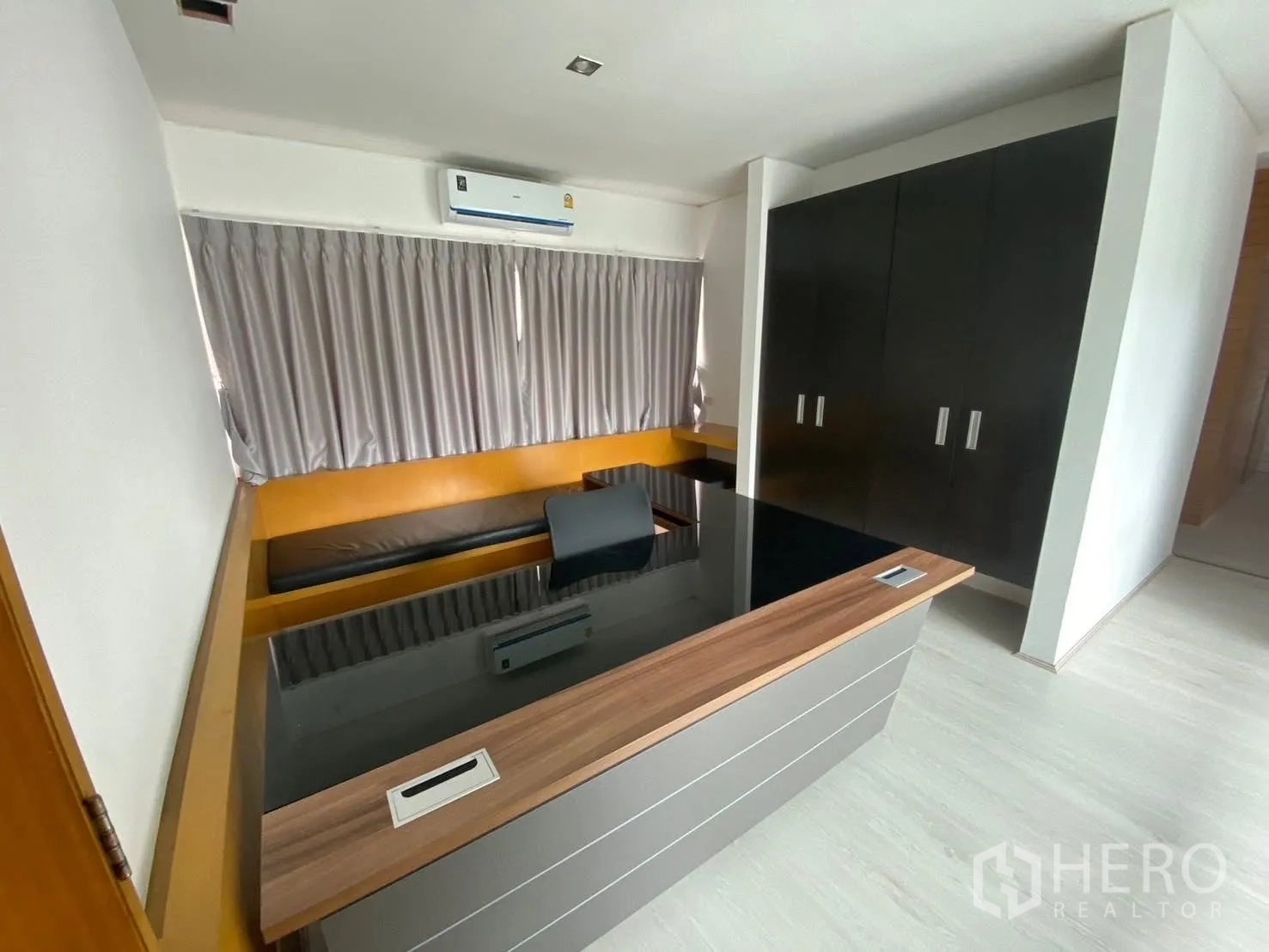 Detached House for rent in Suan Luang, Bangkok - Home office with built-in desk, storage cabinets and window.