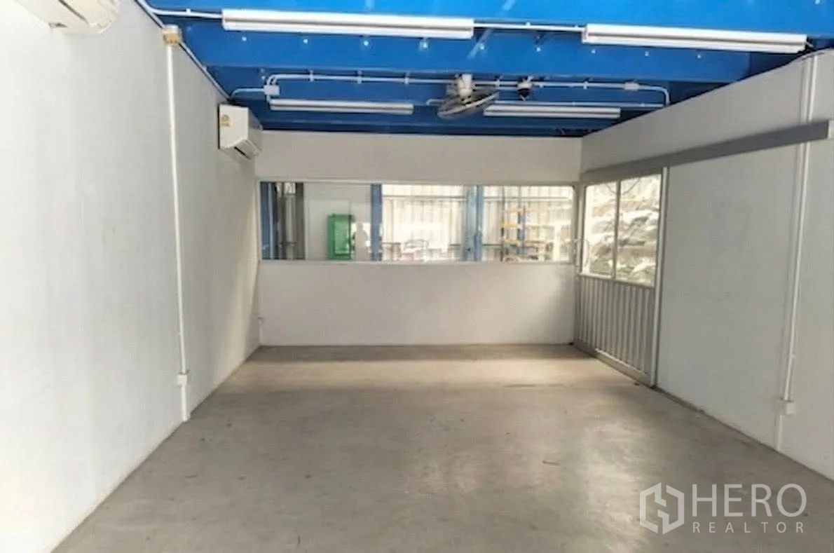Warehouse for rent in Don Mueang, Bangkok - Enclosed office room inside the warehouse with windows, air conditioners and fluorescent lighting.
