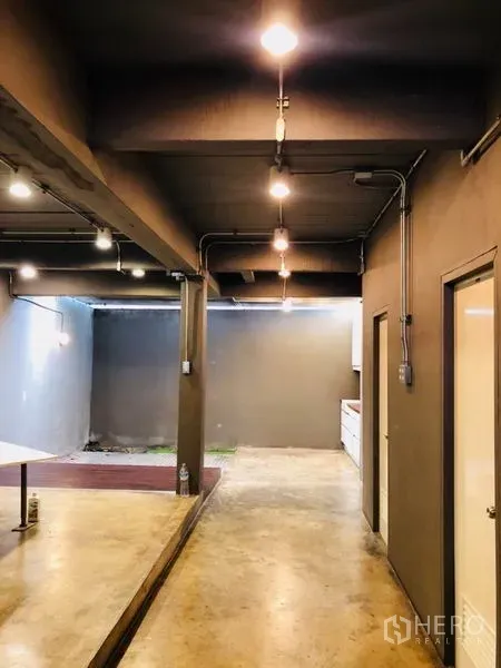 带办公室的家 出租在Huai Khwang, Bangkok - 一层开放式走廊，裸顶设计并带储物/茶水区。