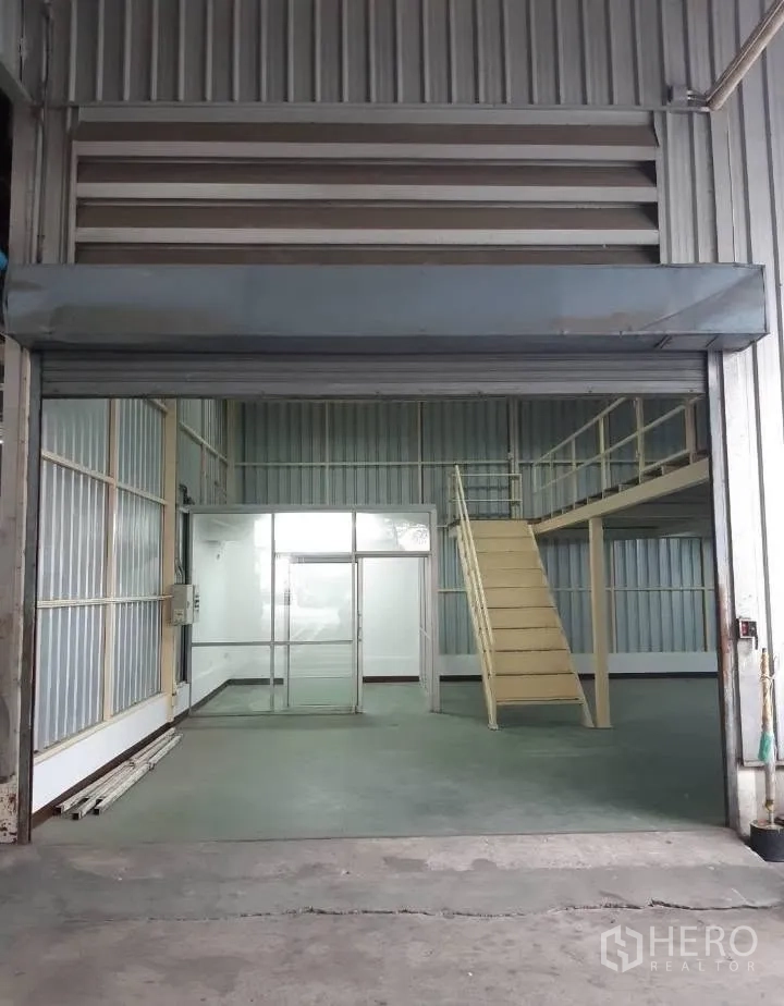 仓库 for rent in Bang Kho Laem, Bangkok - 入口处大型卷闸门，内有办公间与楼梯。