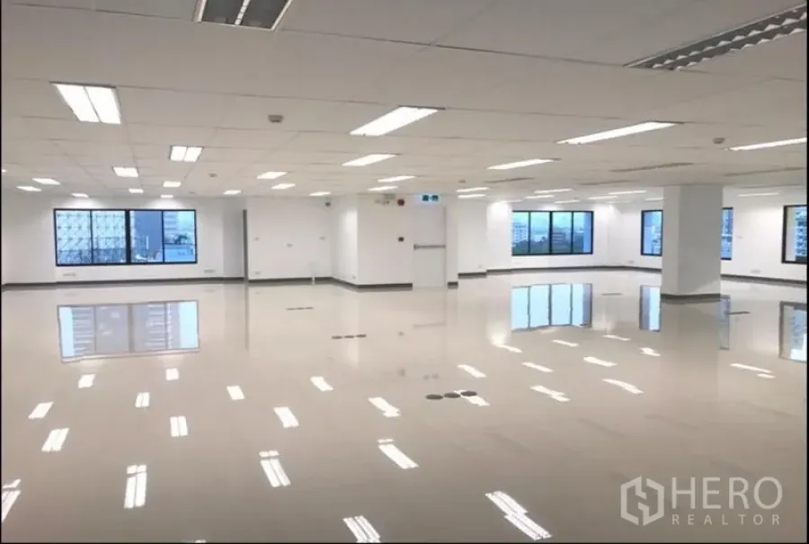 Office Space for rent in Chatuchak, Bangkok - Open-plan 330 sqm office floor with large windows, glossy tile flooring and LED grid lighting in Chatuchak.