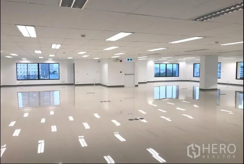 Office Space for rent in Chatuchak, Bangkok - Open-plan 330 sqm office floor with large windows, glossy tile flooring and LED grid lighting in Chatuchak.