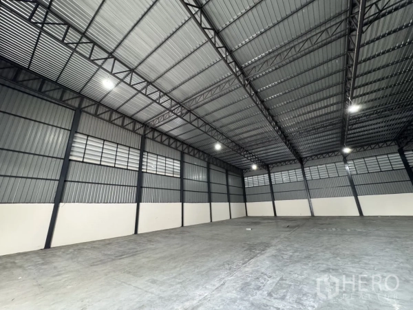 Warehouse for rent in Phra Nakhon Si Ayutthaya, Phra Nakhon Si Ayutthaya - Open-plan warehouse hall showing high clearance, steel framing, and bright lighting for operations.