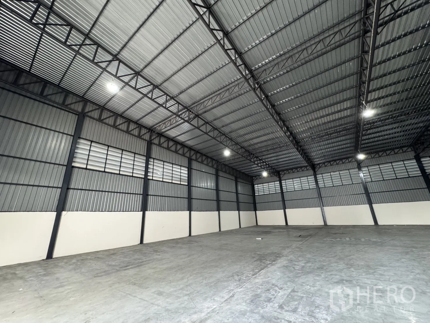 Warehouse for rent in Phra Nakhon Si Ayutthaya, Phra Nakhon Si Ayutthaya - Open-plan warehouse hall showing high clearance, steel framing, and bright lighting for operations.