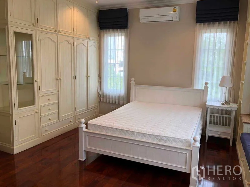 独立式住宅 出租在Bang Na, Bangkok - 宽敞卧室，大量内置衣柜与双人床。