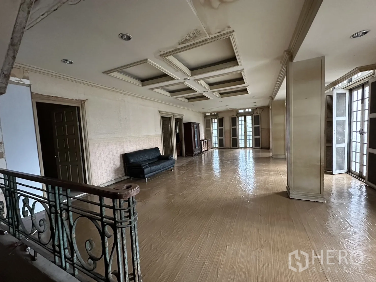 Home Office for rent in Huai Khwang, Bangkok - Upper landing lounge with French doors, wooden floors and decorative balustrade.