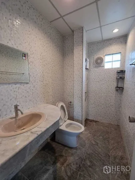 独立式住宅 出租在Mueang Nonthaburi, Nonthaburi - 第二浴室，长台面、坐便器与步入式淋浴，带排风扇。