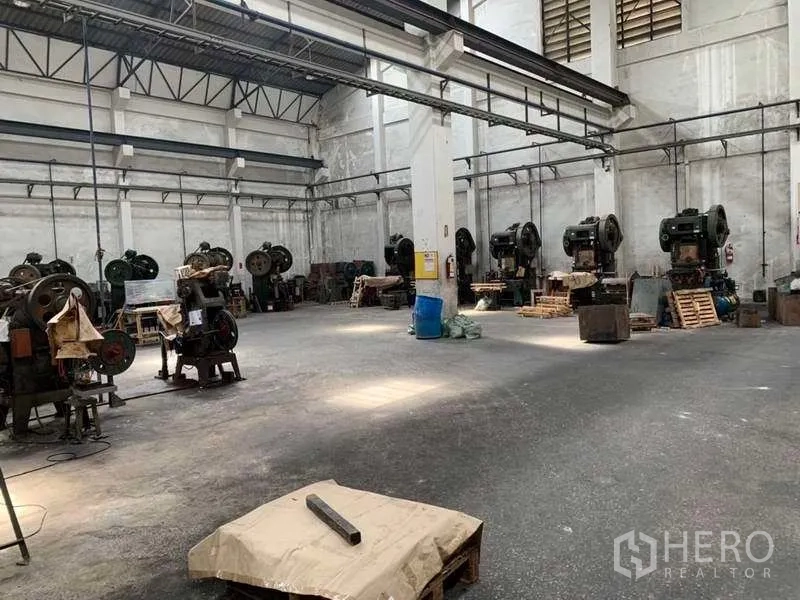Factory for rent in Samut Prakan - Open factory floor with spaced machinery and ample maneuvering area for operations.