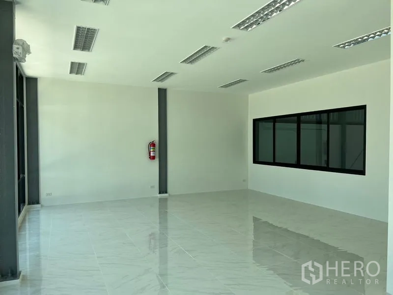 Warehouse for rent in Bang Phli, Samut Prakan - Open-plan office interior with fluorescent lights and glossy floor tiles