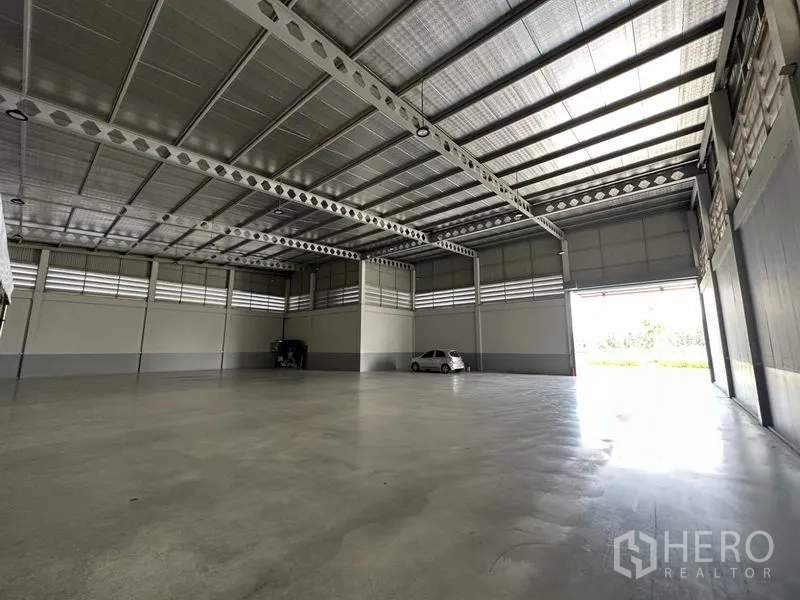 工厂 出租或出售在Lam Luk Ka, Pathum Thani - 开阔生产大厅朝向大型卷门，自然采光充足。