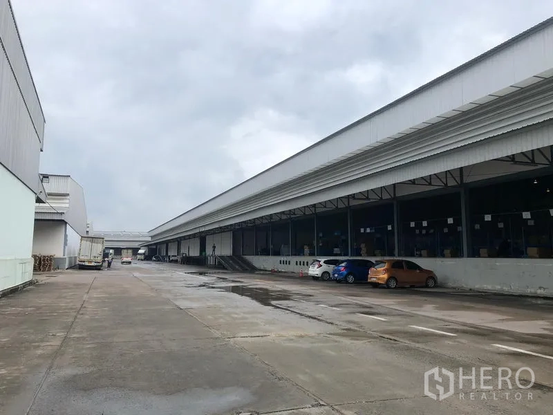 Warehouse for rent in Bang Phli, Samut Prakan - Long covered loading bays with wide truck driveway at a Bang Phli warehouse for rent.