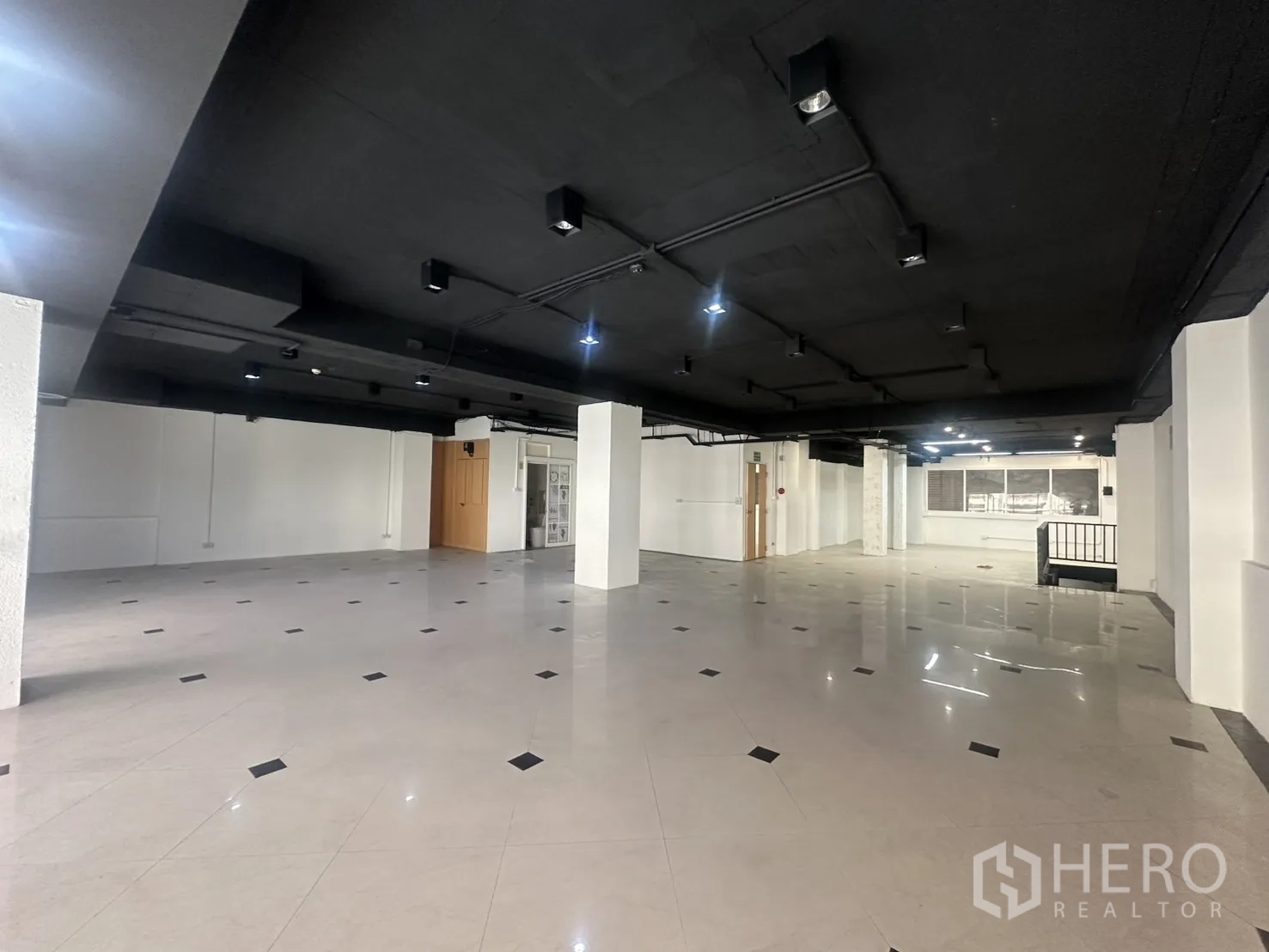 零售空间 for rent in Pathum Wan, Bangkok - 宽阔楼上层，亮面瓷砖地并可通往配套间