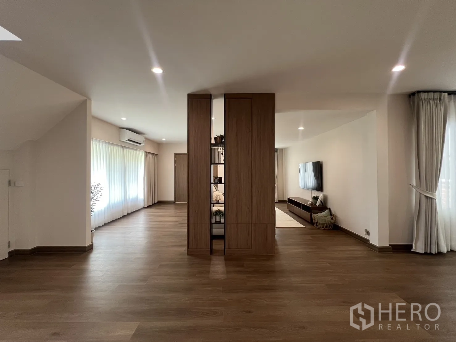 Detached House for rent in Mueang Samut Prakan, Samut Prakan - Staircase with black railing and tall window bringing natural light.