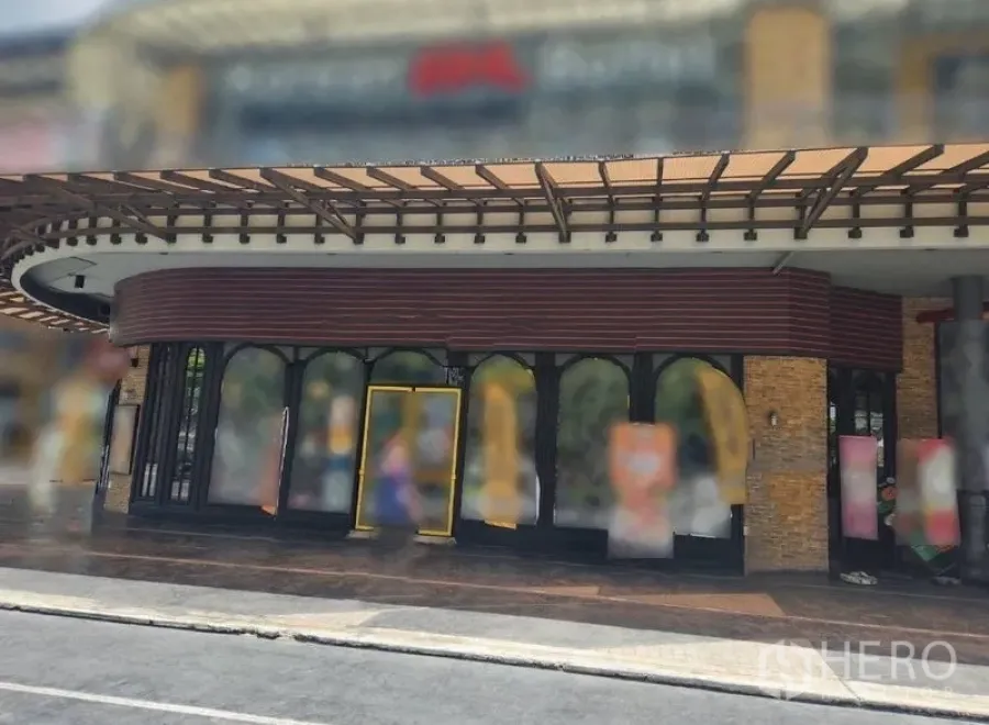 Retail Space for rent in Khlong Toei, Bangkok - Street-front retail unit in Khlong Toei with curved canopy, arched glass windows, brick pillars and a covered walkway.
