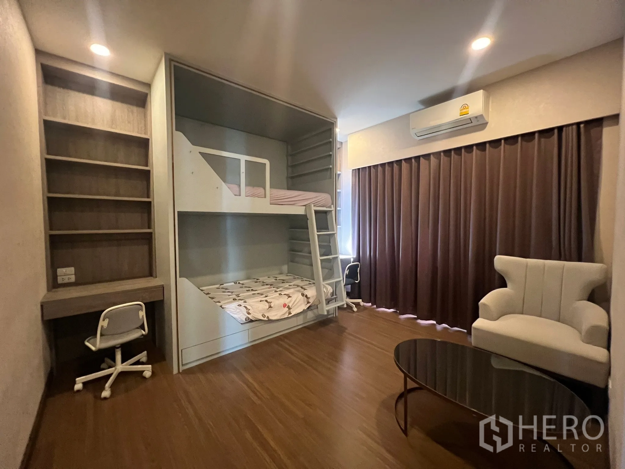 Detached House for rent or sale in Prawet, Bangkok - Kids’ bedroom with built-in bunk bed, desks and shelving.