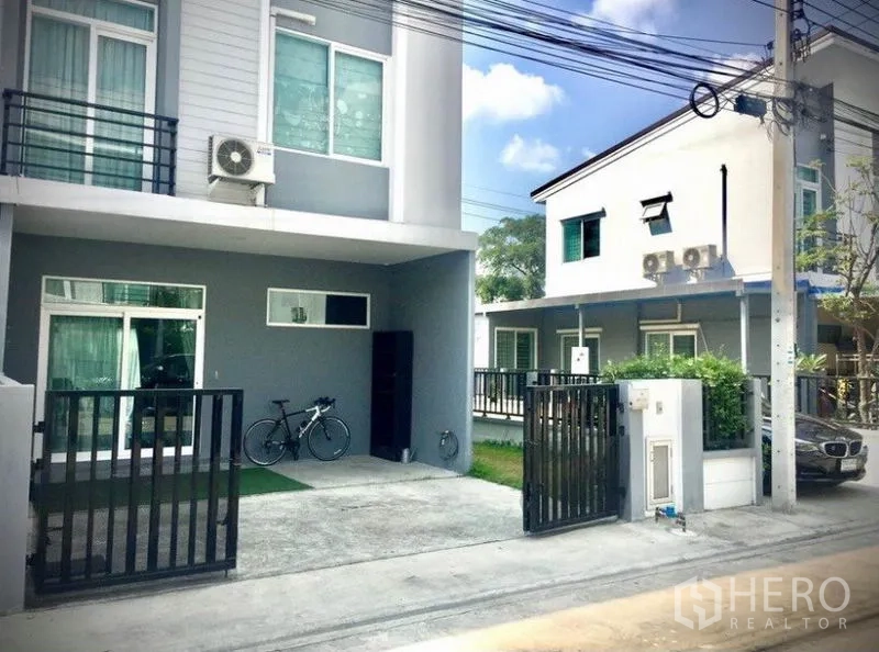 Detached House for rent or sale in Bang Phli, Samut Prakan - Modern two-storey detached house exterior with gated driveway and covered carport