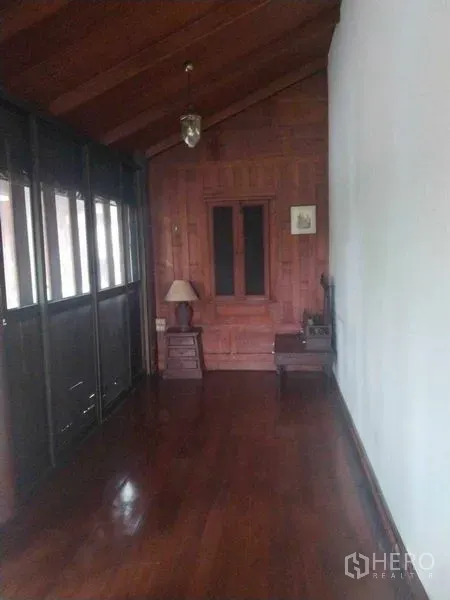 独立式住宅 出租或出售在Suan Luang, Bangkok - 木质走廊，高挑天花，侧窗引入自然采光。