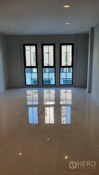 Home Office for rent in Suan Luang, Bangkok - Bright open room with glossy tile floors and four tall windows ideal for office or studio use.