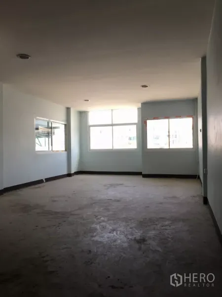 Warehouse for rent in Bueng Kum, Bangkok - Spacious upper-floor office room with large windows providing abundant natural light.