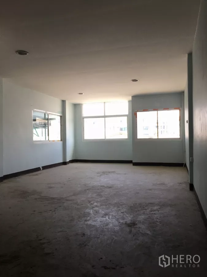 Warehouse for rent in Bueng Kum, Bangkok - Spacious upper-floor office room with large windows providing abundant natural light.
