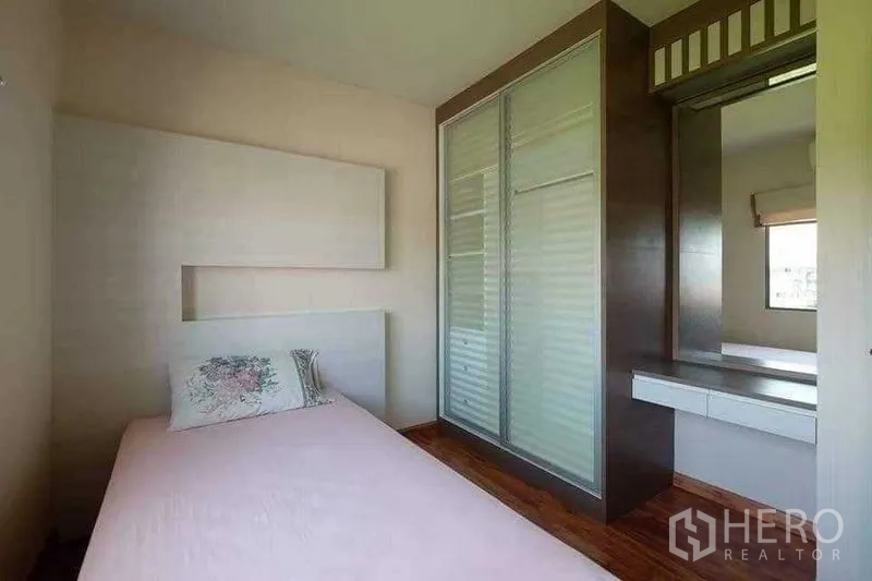 Townhouse for rent in Phra Khanong, Bangkok - Single bedroom with built-in wardrobe and dressing table.