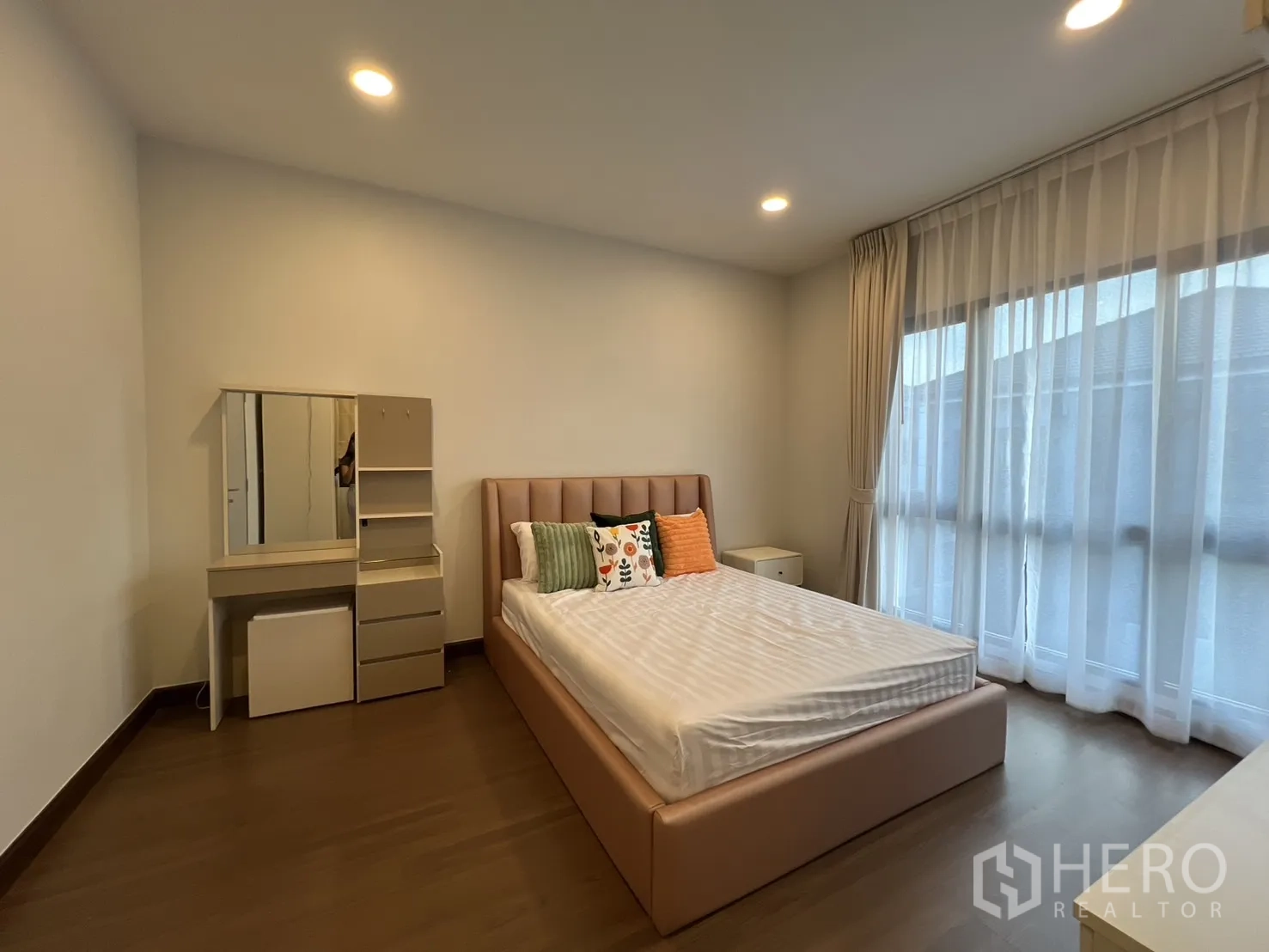 Detached House for rent or sale in Bang Phli, Samut Prakan - Guest bedroom view with dressing table and storage cabinetry.