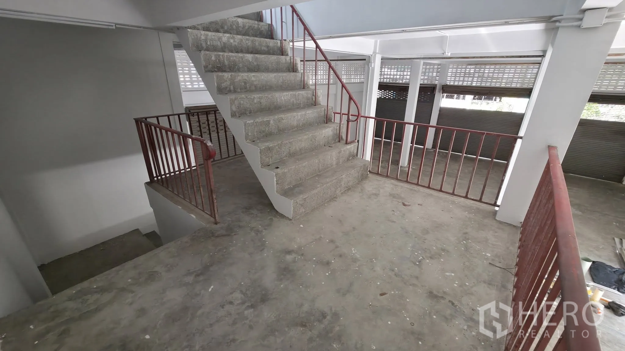 Warehouse for rent in Din Daeng, Bangkok - Concrete staircase with metal railings connecting multiple warehouse levels.