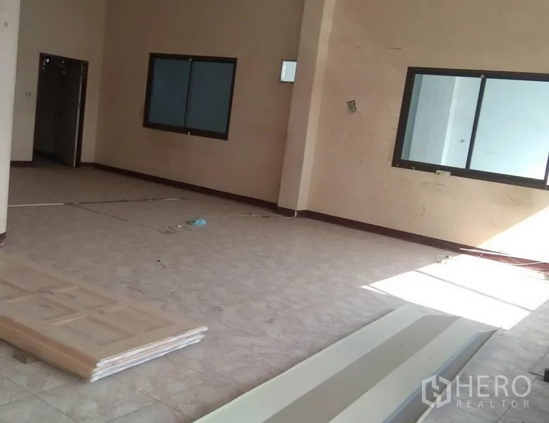Factory for rent in Bang Phli, Samut Prakan - Bright office area with tiled flooring and windows overlooking the production space.