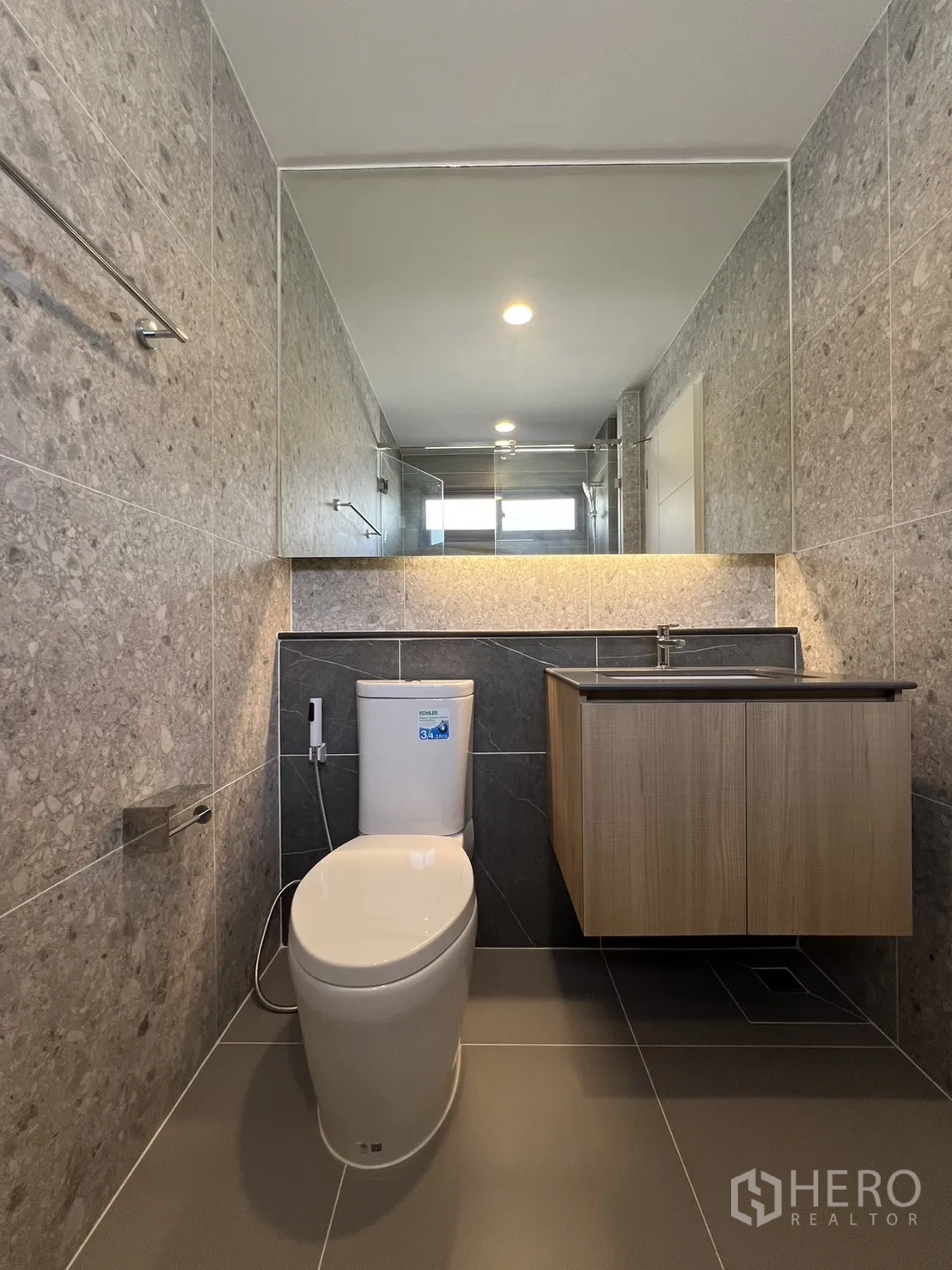 Detached House for rent or sale in Bang Kapi, Bangkok - Second bedroom workstation wall with floating shelves and daylight.