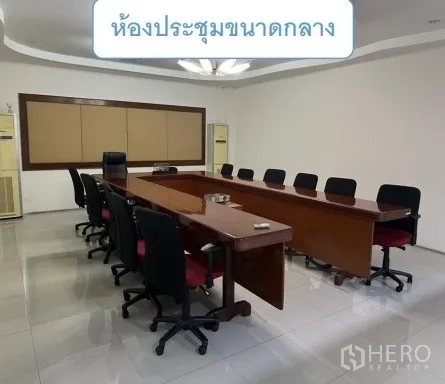 Warehouse for rent in Mueang Pathum Thani, Pathum Thani - Medium-size boardroom with a U-shaped table and swivel chairs.