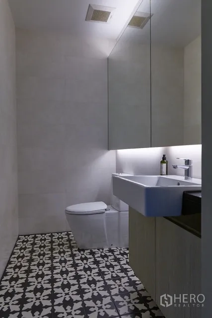 ทาวน์เฮาส์ ให้เช่าในWatthana, Bangkok - ห้องน้ำสมัยใหม่ พื้นกระเบื้องลายกราฟิก กระจกและเคาน์เตอร์อ่าง