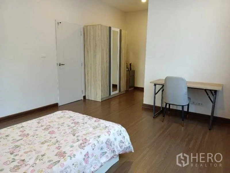 独立式住宅 出租在Mueang Nonthaburi, Nonthaburi - 大卧室配书桌和衣柜，木地板。