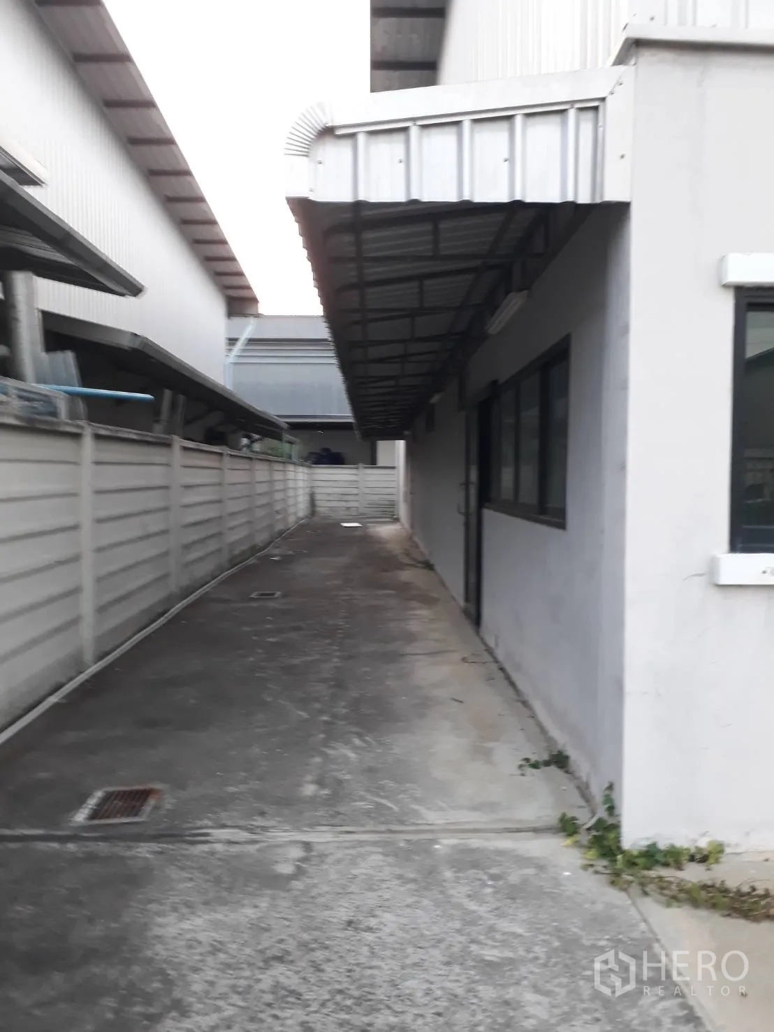 货栈 出售在Bang Len, Nakhon Pathom - 仓库之间的侧巷通道，设排水沟与雨棚。