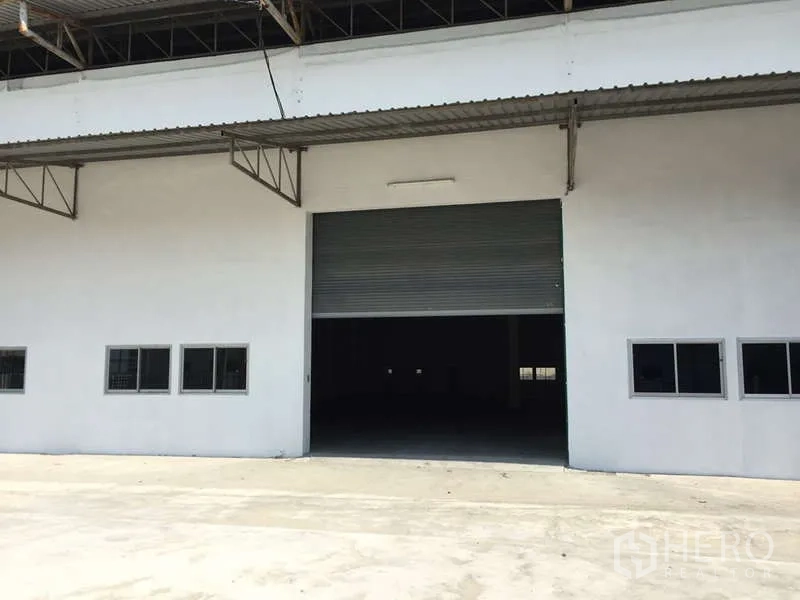 工厂 出租在Bang Bo, Samut Prakan - 厂房正面卷闸装卸门及窗户的近景。