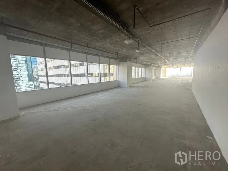 办公空间 出租在Watthana, Bangkok - 狭长工作区，连续窗带来充足自然采光。