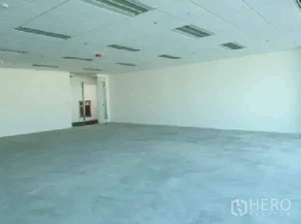 Office Space for rent in Din Daeng, Bangkok - Open-plan 128 sqm office with drop ceiling, recessed lights and white walls in Din Daeng, Bangkok.