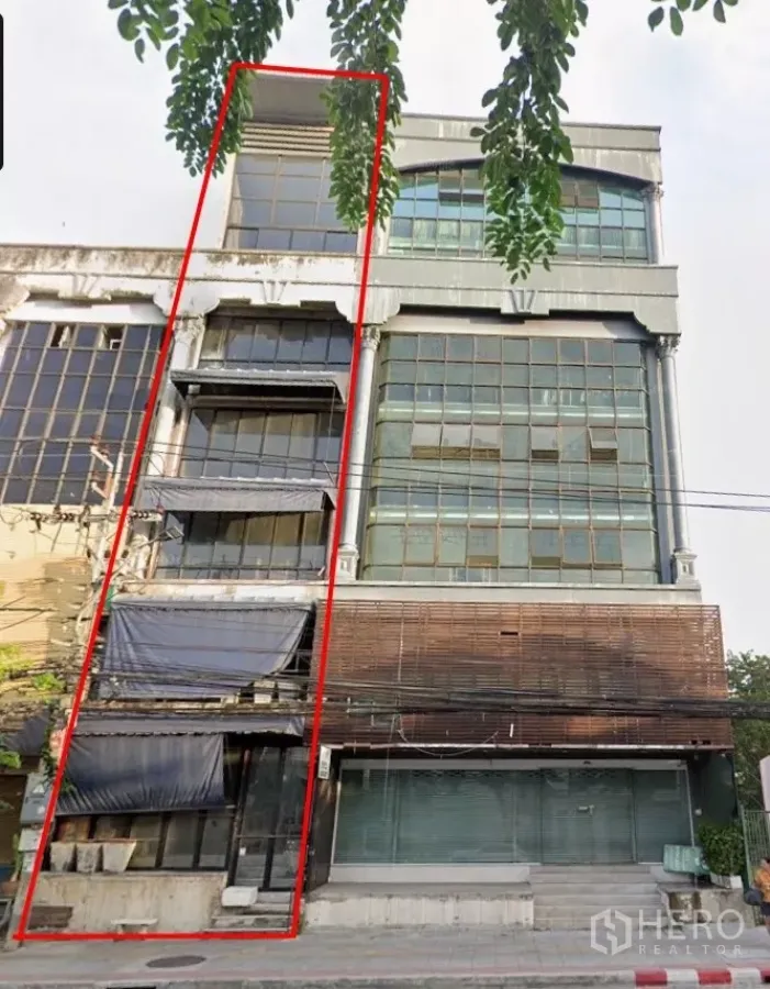 Shophouse for rent in Bang Na, Bangkok - Front facade of a 5.5‑storey shophouse with a 6‑meter frontage outlined in red on a Bang Na commercial row.