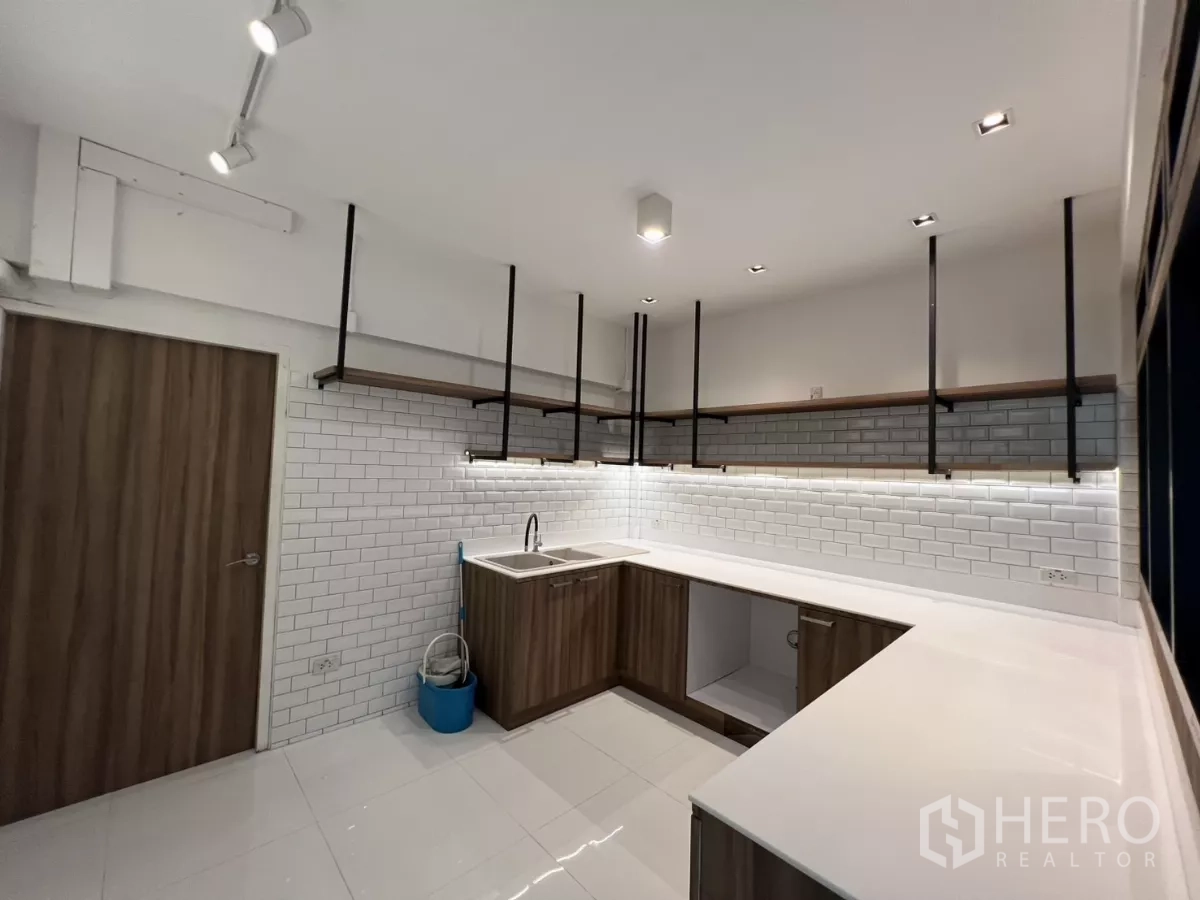 带办公室的家 出租或出售在Phra Khanong, Bangkok - 现代U形厨房，白色地铁砖与木纹柜体