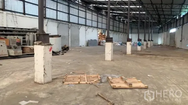 Factory for rent in Nakhon Pathom - Spacious factory floor with concrete columns and steel trusses in Don Tum, Nakhon Pathom.