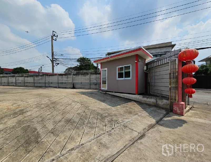 Warehouse for rent or sale in Lak Si, Bangkok - Security office and gated entrance with concrete driveway