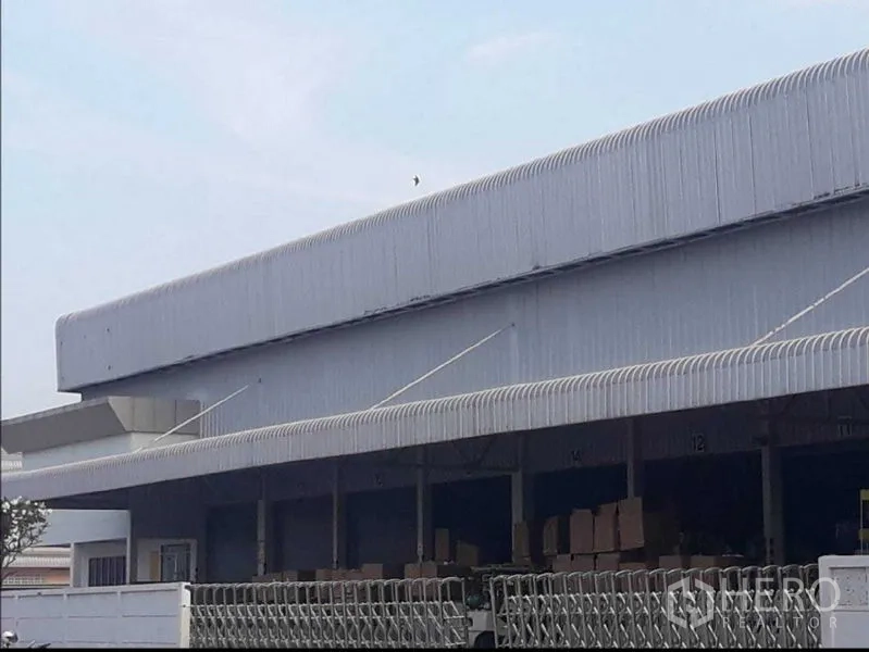 Warehouse for rent in Bang Phli, Samut Prakan - Covered loading dock with multiple bays and canopy at an industrial warehouse.