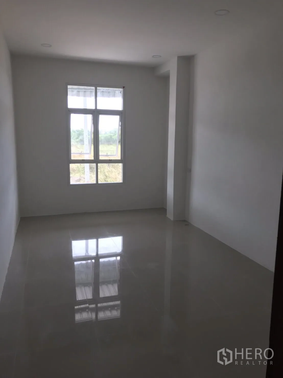 Factory for rent or sale in Mueang Samut Sakhon, Samut Sakhon - Bright upper-floor office room with window and polished tile flooring.