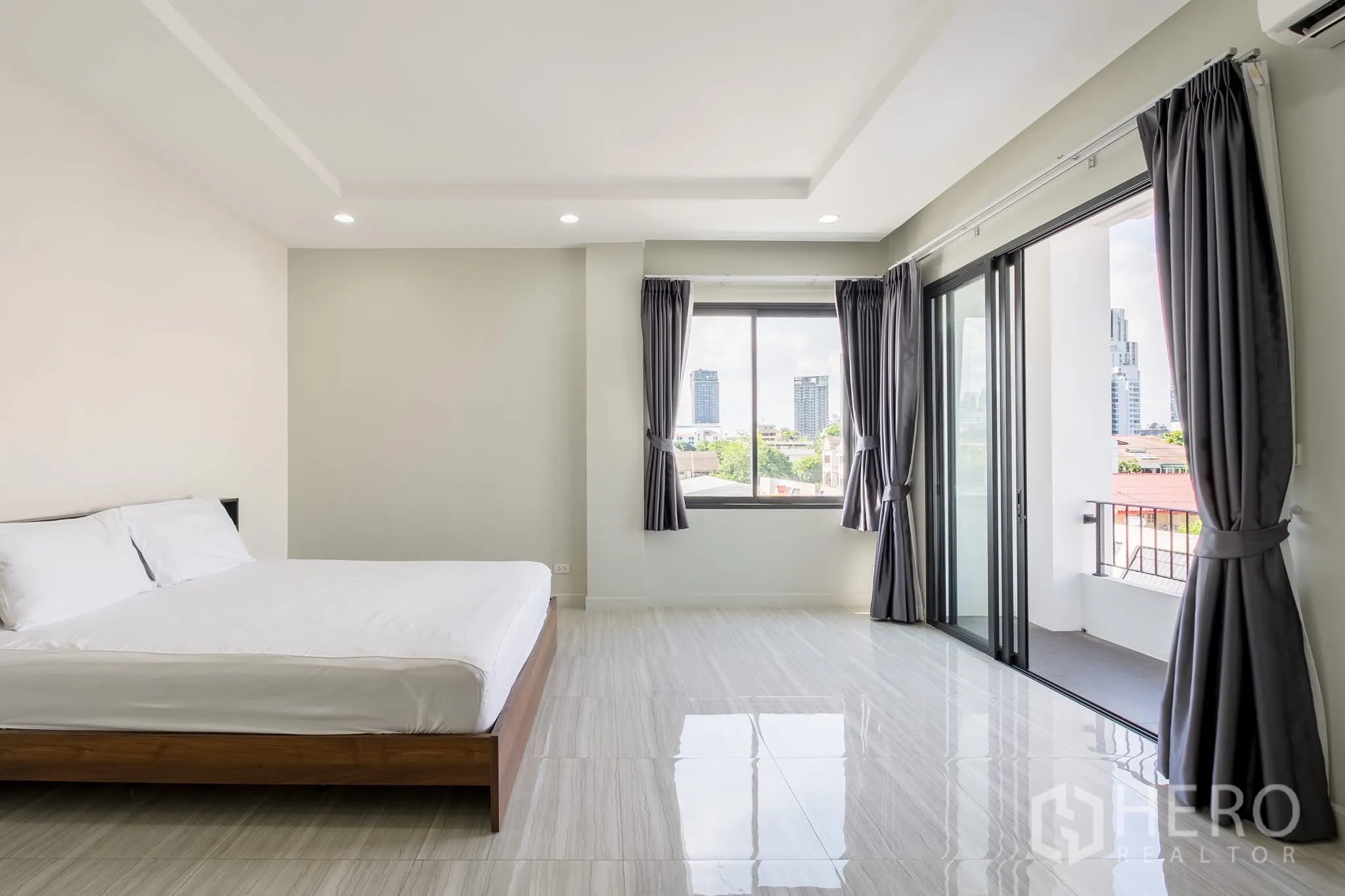 โฮมออฟฟิศ for rent in Khlong Toei, Bangkok - ห้องนอนกว้าง เชื่อมต่อระเบียง มีหน้าต่างมุมและวิวเมือง